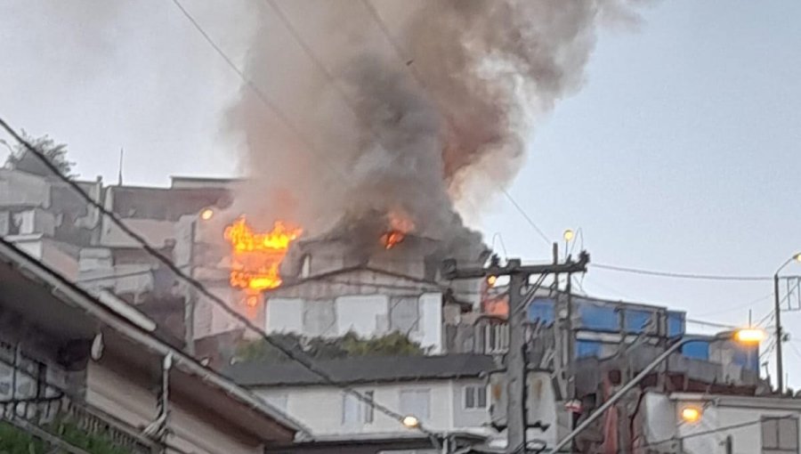 Incendio consume completamente una vivienda en el cerro Rocuant de Valparaíso: bomberos trabajan para evitar propagación