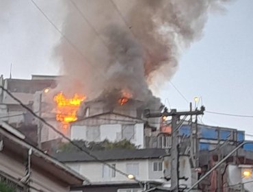 Incendio consume completamente una vivienda en el cerro Rocuant de Valparaíso: bomberos trabajan para evitar propagación