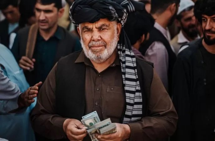 Cómo se financian los talibanes desde que tomaron el poder en Afganistán en julio de 2021