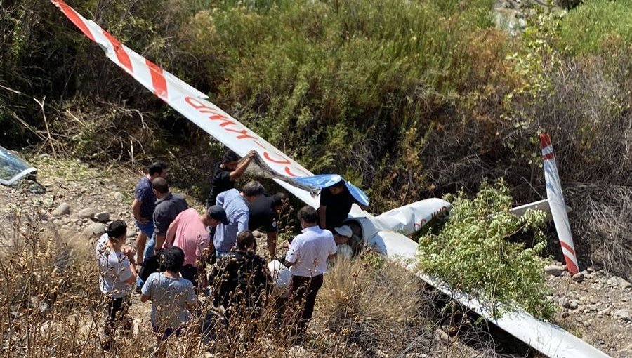 Piloto resultó lesionado tras aterrizaje de emergencia en la ríbera del río Mapocho en Vitacura