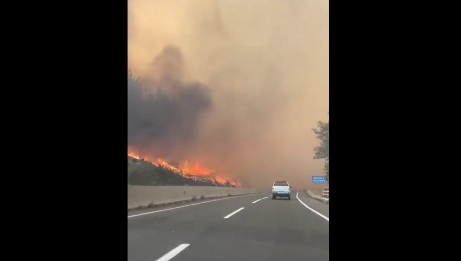 Autopista del Itata que une comunas del Gran Concepción con Chillán continúa cerrada de forma preventiva por incendios forestales
