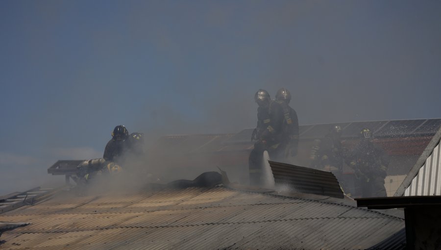 Remoción de escombros devela hallazgo de cuerpo sin vida de un hombre tras incendio de vivienda en la parte alta de Viña del Mar