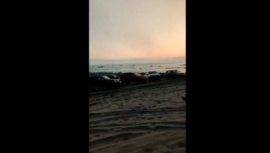 Armada evacuó por vía marítima a habitantes de Caleta Punta Lavapié en Arauco por incendio que ha destruido al menos 30 casas