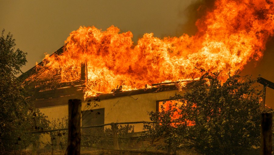 Incendio forestal se propagó a poblaciones y consumió 9 casas en Vilcún