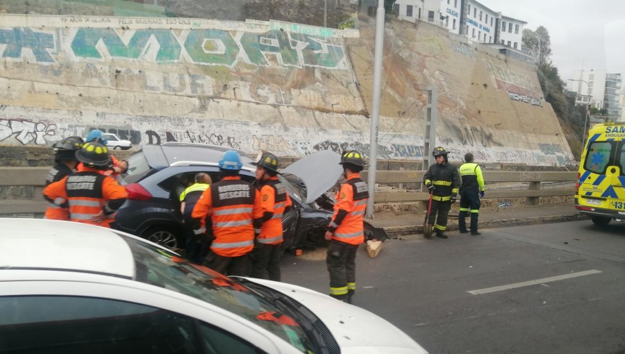 Alta congestión vehicular provoca colisión múltiple entre tres vehículos en la Av. España en dirección a Valparaíso