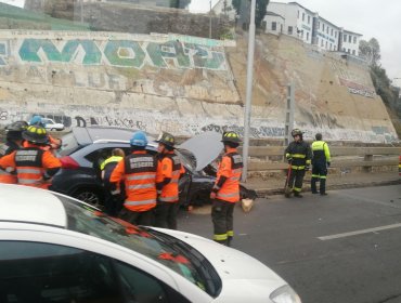 Alta congestión vehicular provoca colisión múltiple entre tres vehículos en la Av. España en dirección a Valparaíso