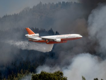 Avión "Ten Tanker" aterrizó en Chile para sumarse al combate contra los incendios forestales en el sur