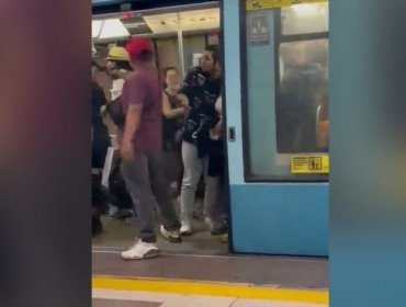 Captan a hombre amenazando con un arma a pasajeros que se encontraban en un vagón del Metro de Santiago