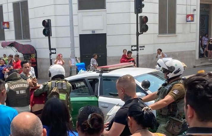 Transeúntes detuvieron a uno de los delincuentes que robaron a mujer en Quillota: sujetos mantienen antecedentes policiales