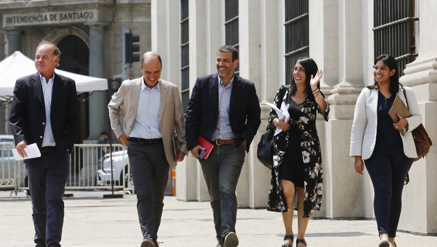 Exministros de Piñera valoraron reunión con el Gobierno donde compartieron experiencias para ayudar a afectados por los incendios