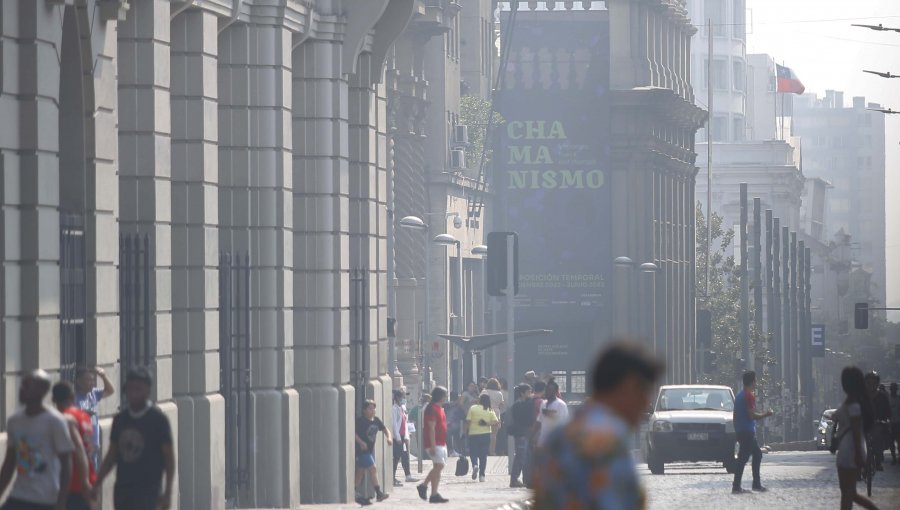 Nube de humo producto de los incendios forestales cubre la región Metropolitana