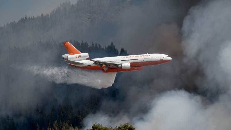 Avión "Ten Tanker" aterrizó en Chile para sumarse al combate contra los incendios forestales en el sur