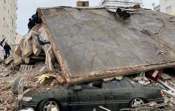 "Por lo menos muramos juntos en el mismo lugar": cómo se vivió el potente terremoto que sacudió a Turquía y Siria