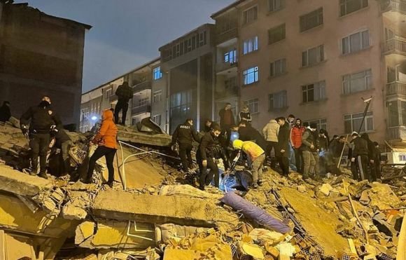 Más de 1.700 muertos tras potente terremoto que sacudió el sur de Turquía cerca de la frontera con Siria