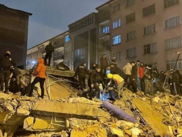 Más de 1.700 muertos tras potente terremoto que sacudió el sur de Turquía cerca de la frontera con Siria