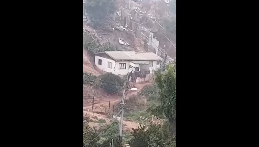 Con una serie de daños resultó una vivienda tras desprendimiento de tierra en el cerro Rodelillo de Valparaíso