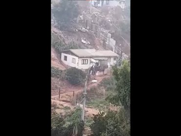 Con una serie de daños resultó una vivienda tras desprendimiento de tierra en el cerro Rodelillo de Valparaíso