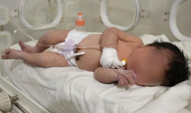 La bebé recién nacida rescatada con vida y con el cordón umbilical intacto entre los escombros del terremoto en Siria