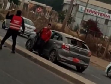 Guardias de seguridad golpearon con fierros el vehículo de un acusado de robar en supermercado de Cartagena