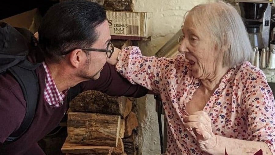 El hombre que encontró a su madre biológica 58 años después de haber sido dado en adopción en Reino Unido