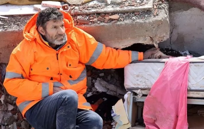 La imagen de un padre sosteniendo la mano de su hija muerta que muestra la desesperación de los sobrevivientes del terremoto en Turquía