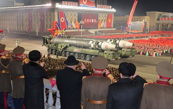 Corea del Norte hace su mayor exhibición de misiles de larga distancia en desfile presidido por Kim Jong-un y su hija