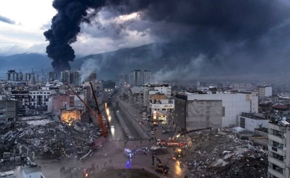 La indignación en Turquía por la respuesta del gobierno al terremoto que ya deja más de 15.000 muertos