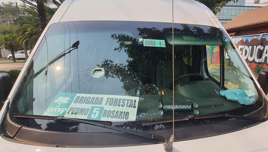 Dos hombres fueron detenidos tras atacar desde un vehículo a bus que transportaba brigadistas de Conaf en O'Higgins