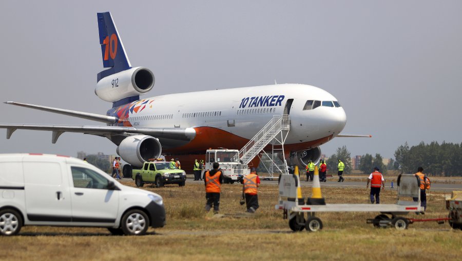 Avión Ten Tanker sufre nuevo desperfecto y vuelve a detener sus labores de combate de incendios forestales