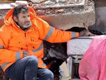 La imagen de un padre sosteniendo la mano de su hija muerta que muestra la desesperación de los sobrevivientes del terremoto en Turquía