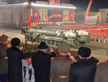 Corea del Norte hace su mayor exhibición de misiles de larga distancia en desfile presidido por Kim Jong-un y su hija