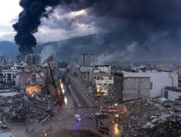 La indignación en Turquía por la respuesta del gobierno al terremoto que ya deja más de 15.000 muertos