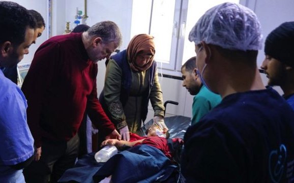 "En cuanto el niño me miró, empecé a llorar": El duro testimonio de un médico que atiende a víctimas del terremoto en Siria