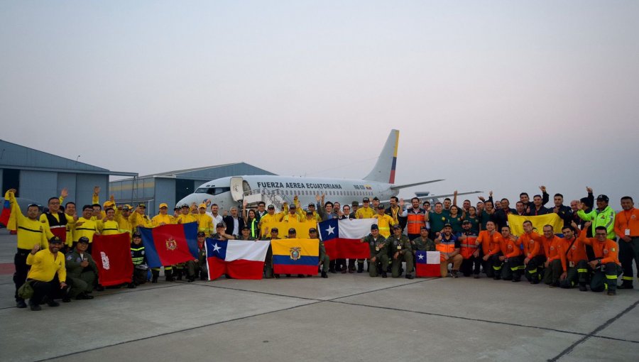 55 bomberos ecuatorianos llegaron a Chile para participar en las labores de extinción de los incendios forestales