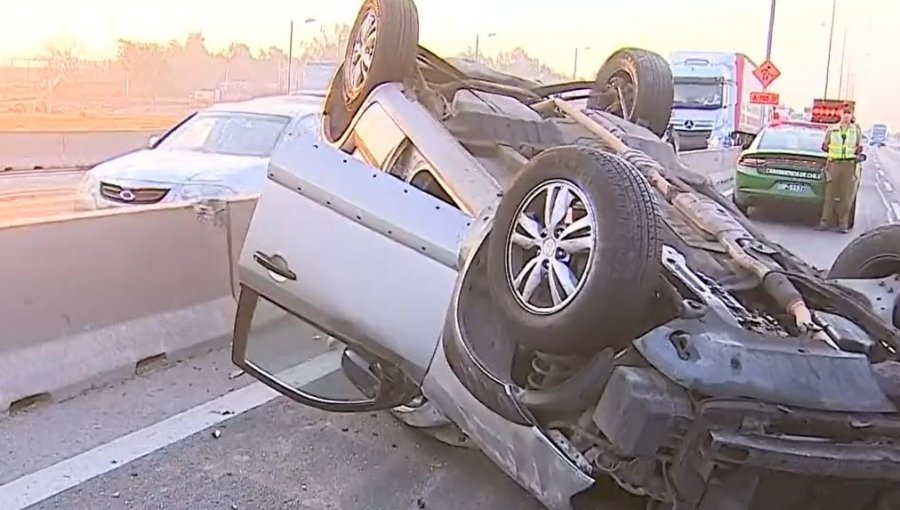 Volcamiento de vehículo tras colisión genera alta congestión en la autopista Vespucio Norte