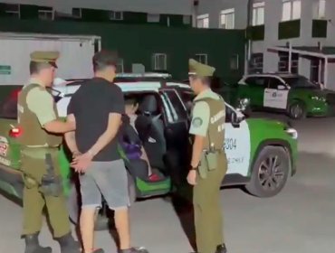 Tres detenidos dejó persecución policial que culminó en Cerro Navia: delincuentes colisionaron un taxi resultando una pasajera herida