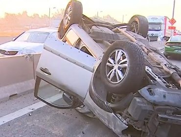 Volcamiento de vehículo tras colisión genera alta congestión en la autopista Vespucio Norte