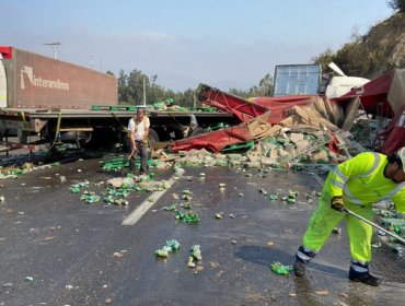 Camión repleto de cervezas perdió toda su carga tras falla mecánica cerca del Túnel El Melón