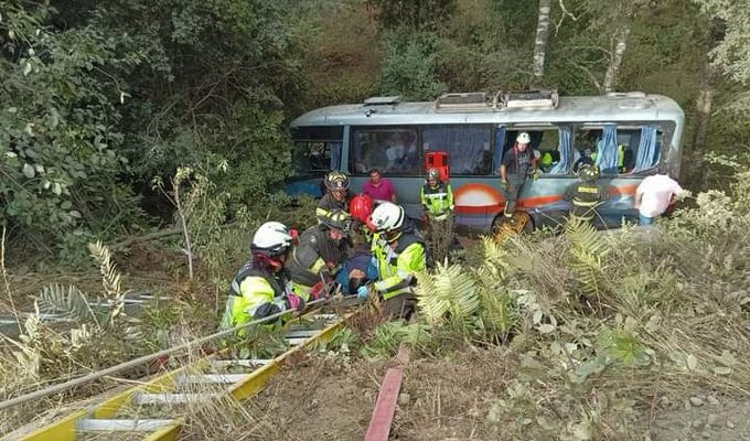 Doce personas heridas tras volcamiento de bus en Panguipulli