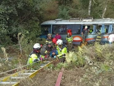 Doce personas heridas tras volcamiento de bus en Panguipulli