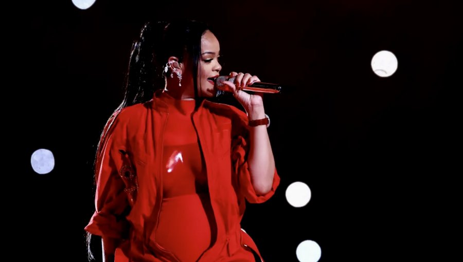 Rihanna deslumbró en el show de mediotiempo del Super Bowl y sorprendió con particular "invitado"