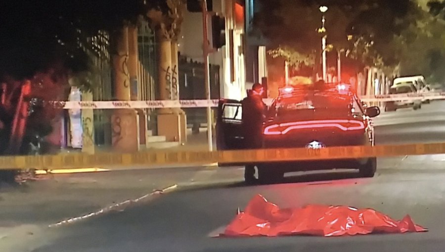 Hombre fue encontrado sin vida en la vía pública de Santiago: cuerpo presentaba múltiples heridas cortopunzantes