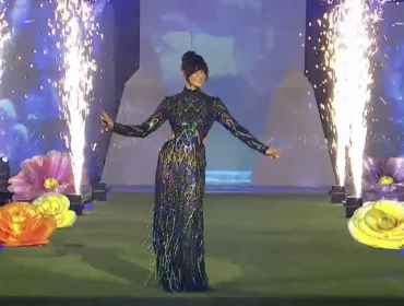 Tonka Tomicic brilló con dos vestidos sobre la alfombra roja de la “Noche Cero” de Viña del Mar
