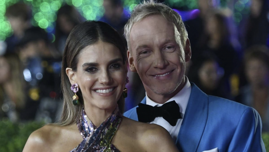 Con romántico beso, María Luisa Godoy y Martín Cárcamo dieron inicio a la primera noche del Festival Internacional de la Canción de Viña del Mar 2023