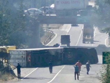 Volcamiento de camión obligó a suspender el tránsito vehicular en el camino La Pólvora de Valparaíso