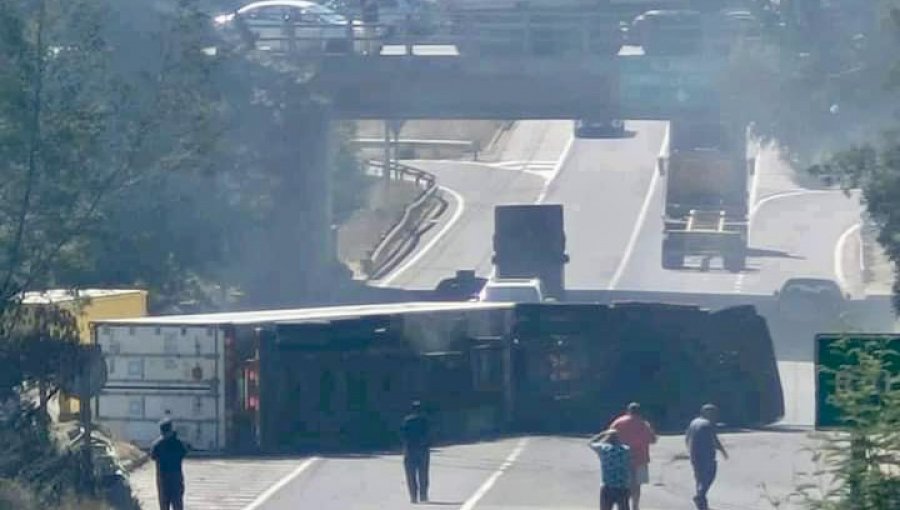 Volcamiento de camión obligó a suspender el tránsito vehicular en el camino La Pólvora de Valparaíso