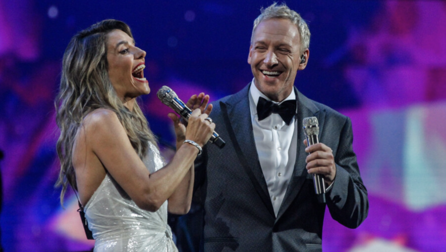 Con elegante look en tonos plata con más de 200 horas de trabajo a mano, María Luisa Godoy deslumbra en la segunda noche de Viña 2023