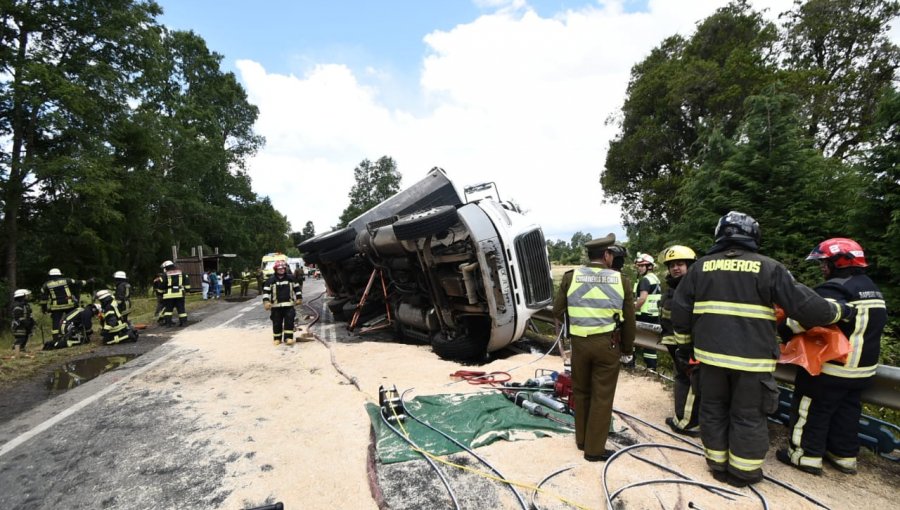 Camión se volcó en Huechuraba y cayó sobre sepulturas de un cementerio