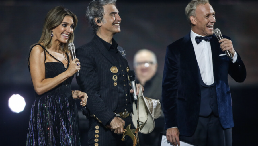 Alejandro Fernández recibe especial regalo sobre el escenario de la Quinta Vergara en Viña 2023: Recordó a collage de Miguel Bosé