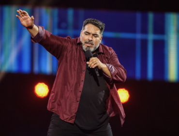 Con risas desde un comienzo, Rodrigo Villegas brilló sobre el escenario de la Quinta Vergara en Viña 2023